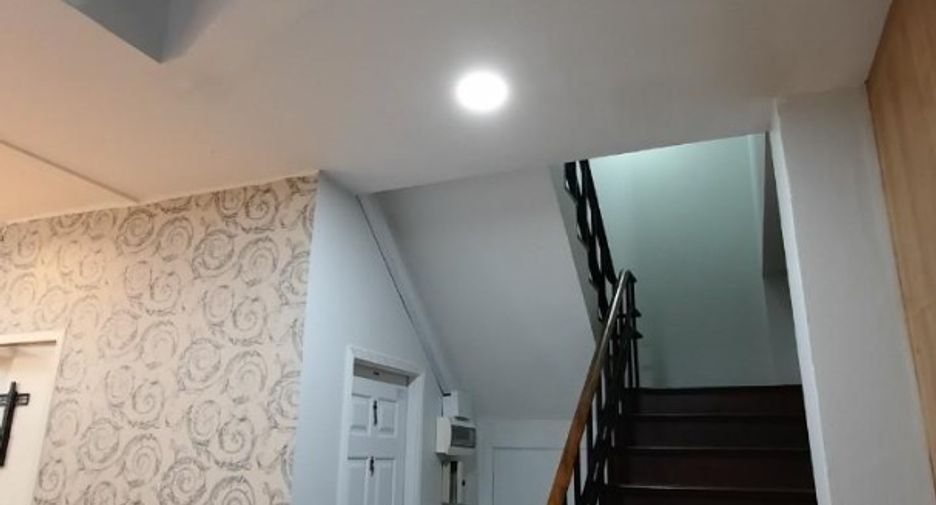 Casa adosada en venta de 5 habitaciones en Suan Luang, Bangkok