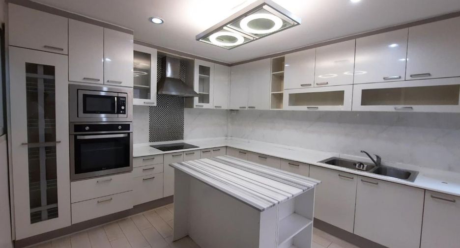 Casa adosada en venta de 5 habitaciones en Suan Luang, Bangkok