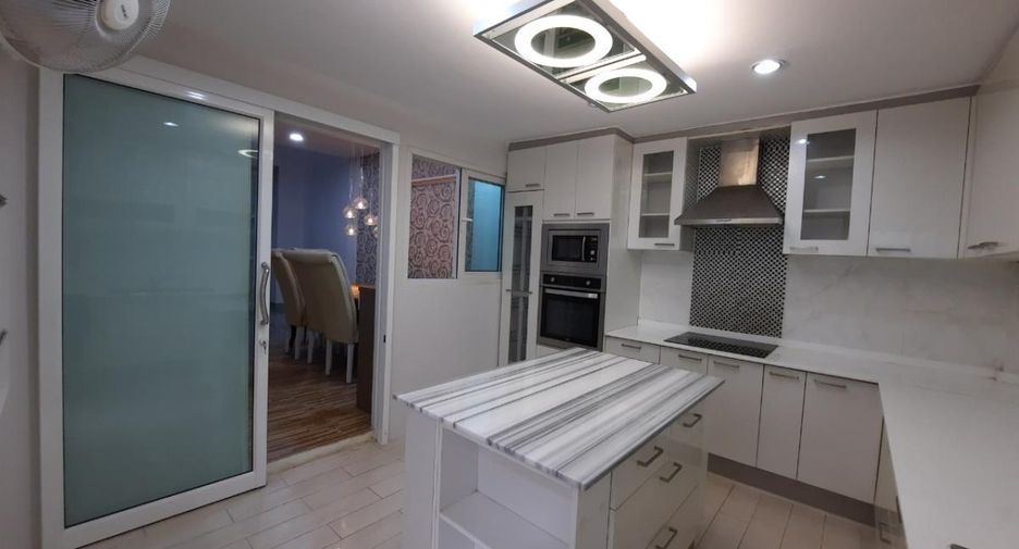 Casa adosada en venta de 5 habitaciones en Suan Luang, Bangkok