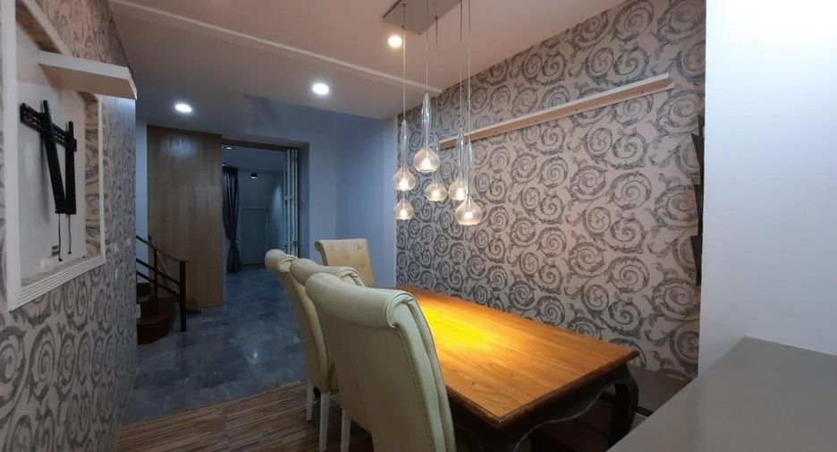 Casa adosada en venta de 5 habitaciones en Suan Luang, Bangkok