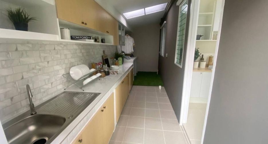 For sale 4 bedrooms townhouse in Huay Yai, Pattaya