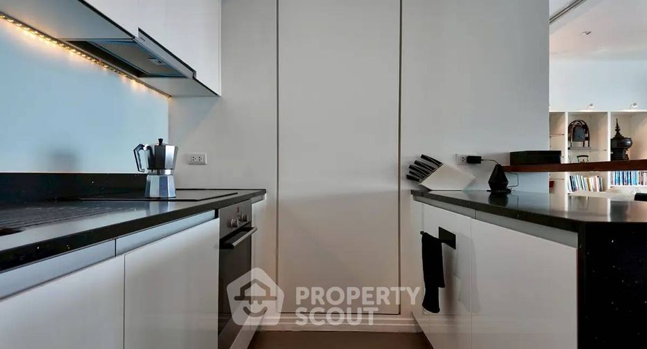 For sale 3 ベッドルーム condo in Sathon, Bangkok