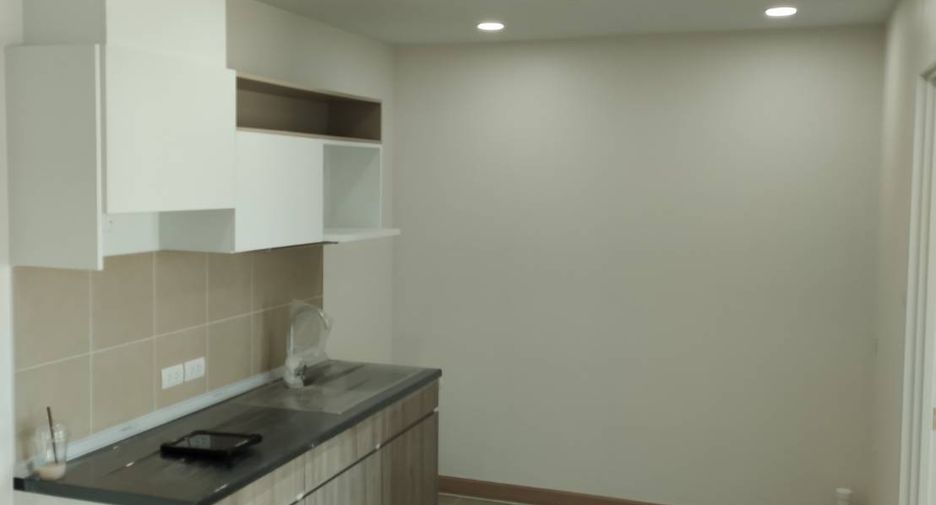 For rent 2 bedrooms condo in Khlong San, Bangkok