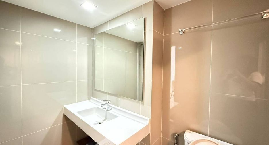 For rent 2 bedrooms condo in Huai Khwang, Bangkok