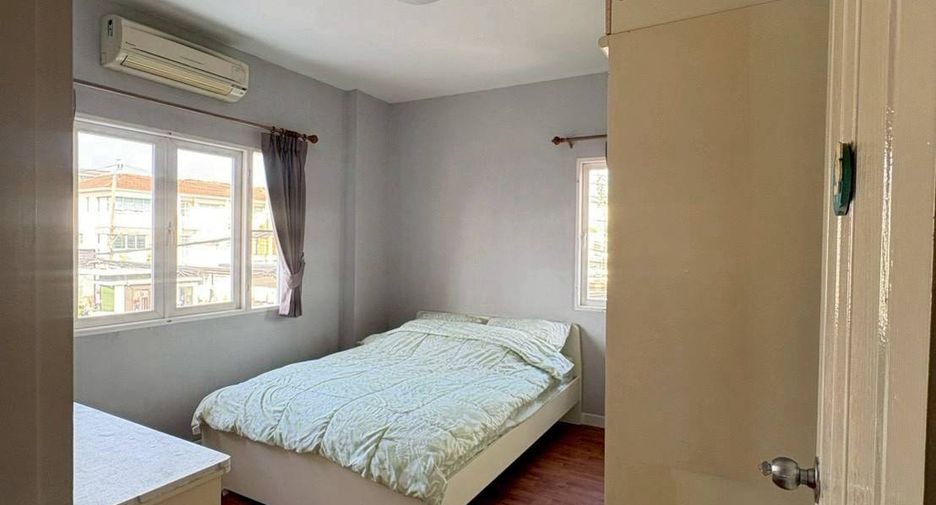 Casa en alquiler de 3 habitaciones en Bang Kapi, Bangkok