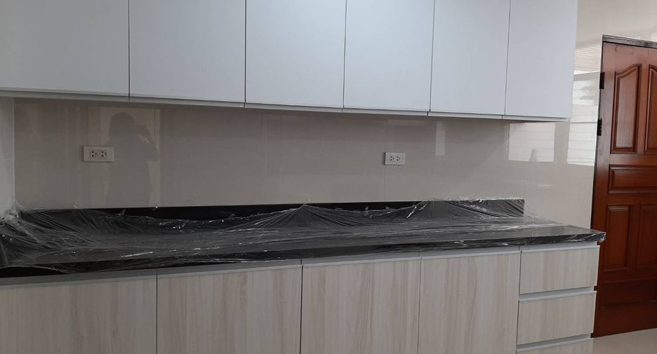 Wohnung zur Miete mit 4 Zimmer in Khlong Toei, Bangkok