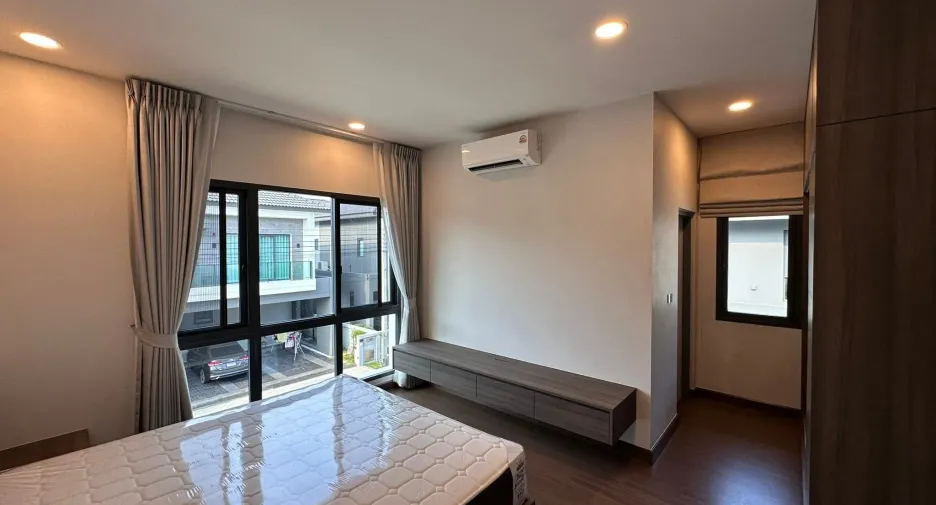 出租 4 卧室 独立屋 在 Bang Phli, Samut Prakan