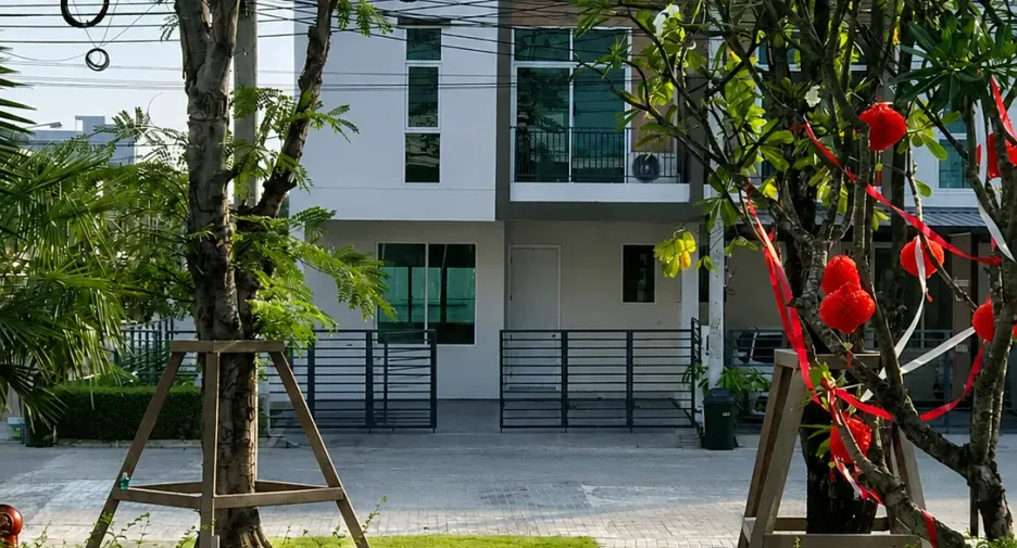 出租 3 卧室 联排别墅 在 Don Mueang, 曼谷