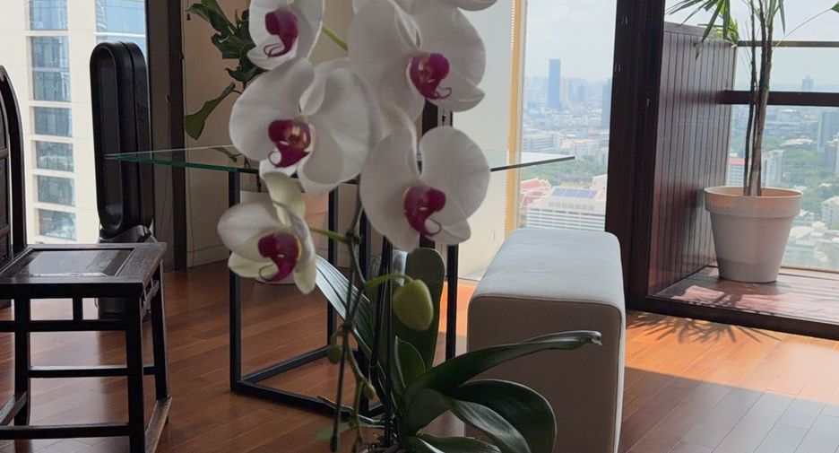 For rent and for sale 2 bedrooms condo in Pathum Wan, Bangkok