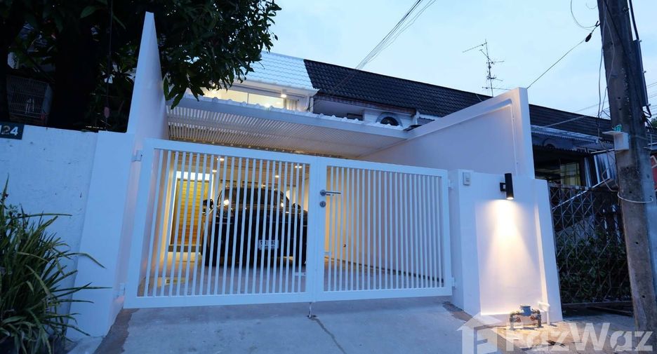 For rent 2 bedrooms townhouse in Watthana, Bangkok