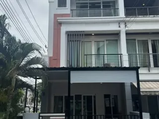 出租 3 卧室 联排别墅 在 Wang Thong Lang, 曼谷