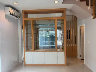 出租 3 卧室 联排别墅 在 Wang Thong Lang, 曼谷