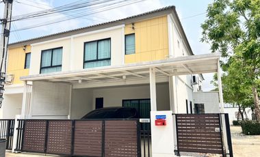 À vendre 4 chambres maison de ville à Khan Na Yao, Bangkok