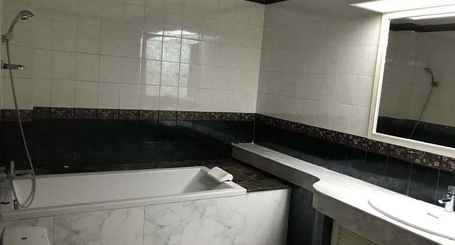 Condo en alquiler de 3 habitaciones en Bang Phlat, Bangkok