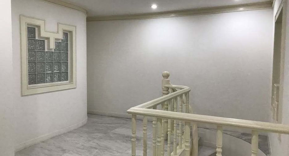 Condo en alquiler de 3 habitaciones en Bang Phlat, Bangkok