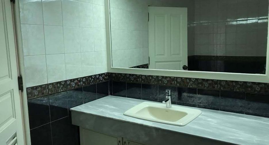 Condo en alquiler de 3 habitaciones en Bang Phlat, Bangkok