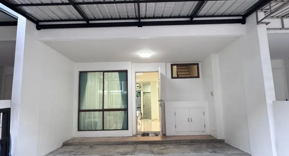 Casa adosada en alquiler de 3 habitaciones en Phra Khanong, Bangkok