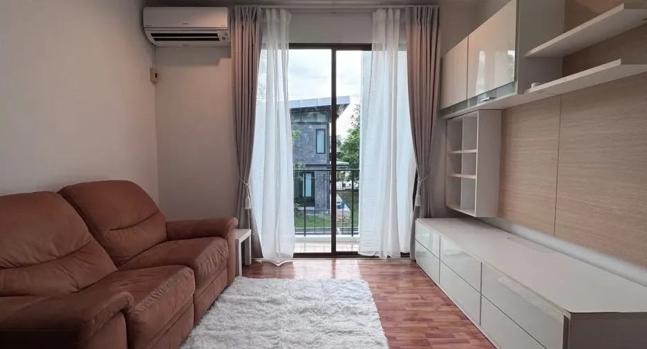 Casa adosada en alquiler de 3 habitaciones en Phra Khanong, Bangkok