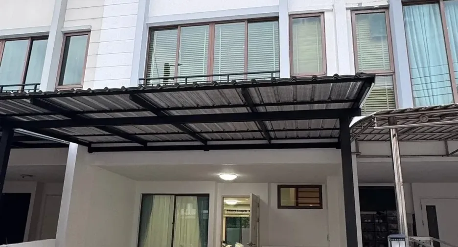Casa adosada en alquiler de 3 habitaciones en Phra Khanong, Bangkok