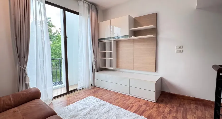 Casa adosada en alquiler de 3 habitaciones en Phra Khanong, Bangkok