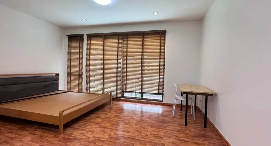 Casa adosada en alquiler de 3 habitaciones en Phra Khanong, Bangkok