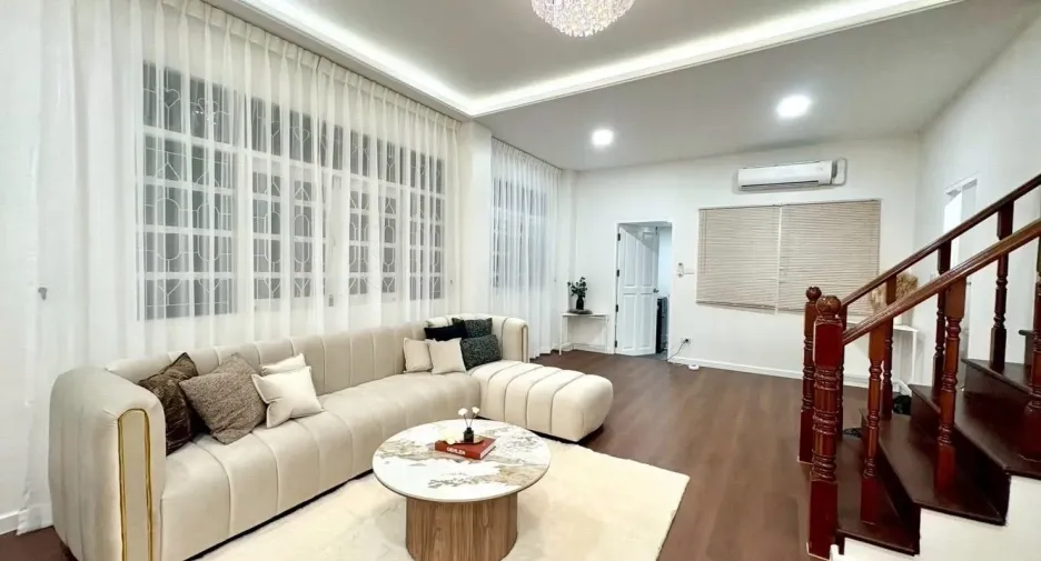 For rent 4 ベッドルーム townhouse in Huai Khwang, Bangkok