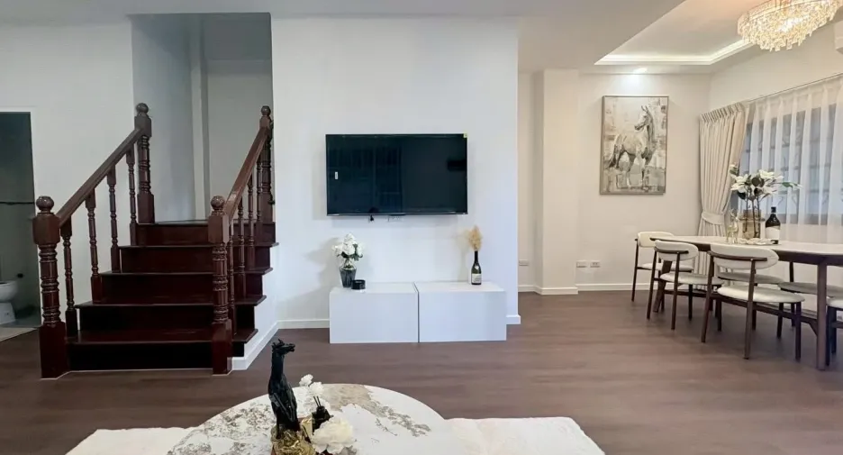 For rent 4 ベッドルーム townhouse in Huai Khwang, Bangkok