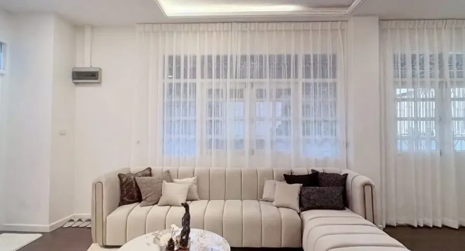 For rent 4 ベッドルーム townhouse in Huai Khwang, Bangkok