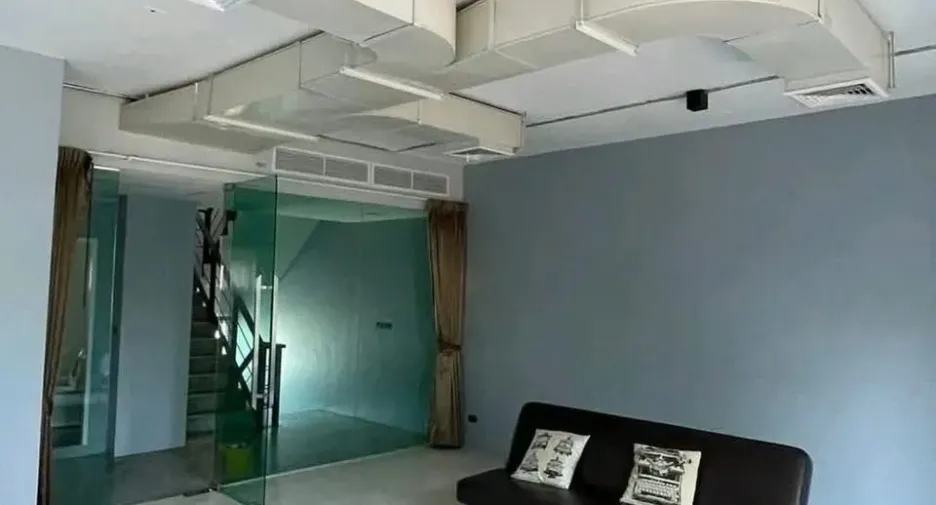 Oficina en alquiler y en venta en Wang Thonglang, Bangkok