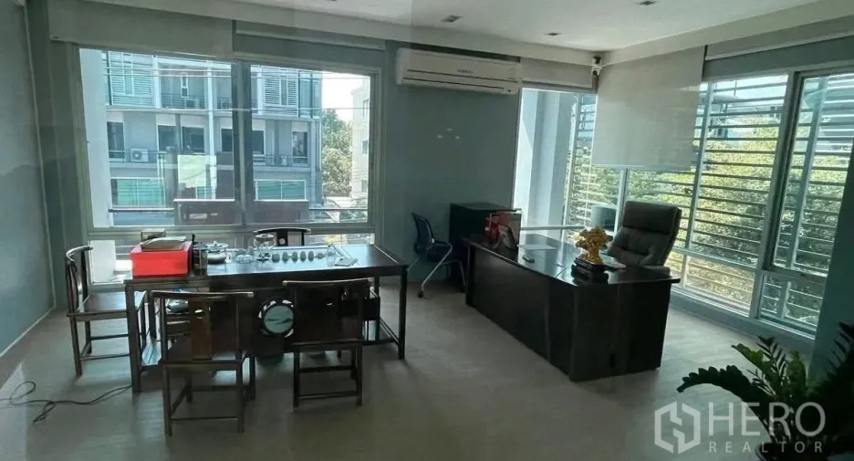 Oficina en alquiler y en venta en Wang Thonglang, Bangkok