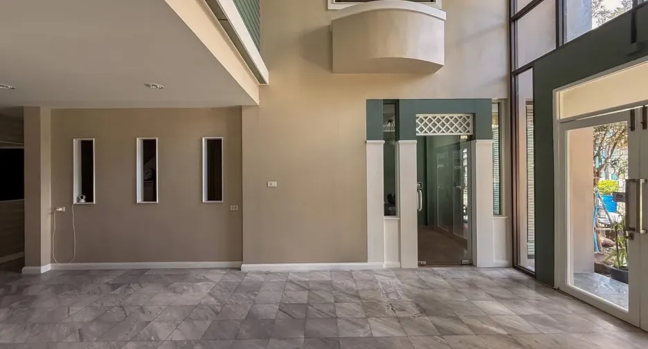 Oficina en alquiler de 8 habitaciones en Wang Thonglang, Bangkok