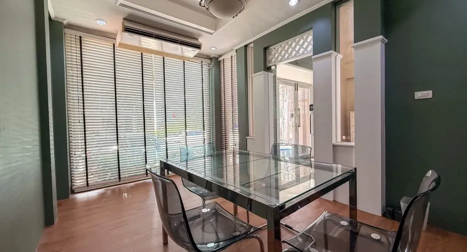 Oficina en alquiler de 8 habitaciones en Wang Thonglang, Bangkok