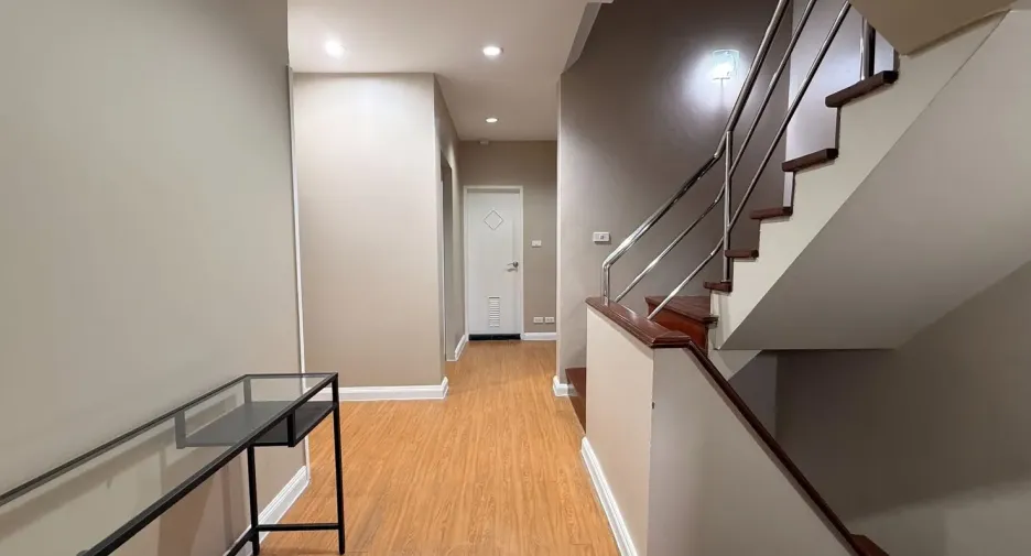 Oficina en alquiler de 8 habitaciones en Wang Thonglang, Bangkok
