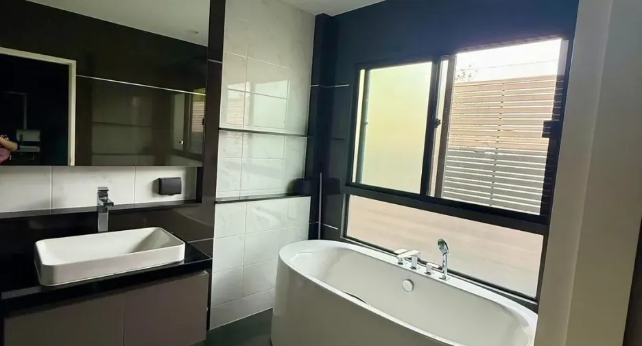 Casa en alquiler de 4 habitaciones en Bang Kapi, Bangkok