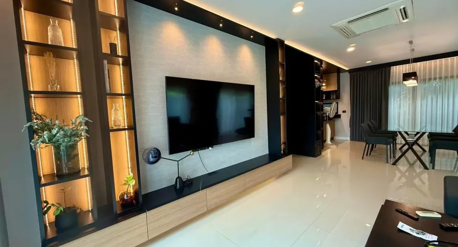 Casa en alquiler de 4 habitaciones en Bang Kapi, Bangkok
