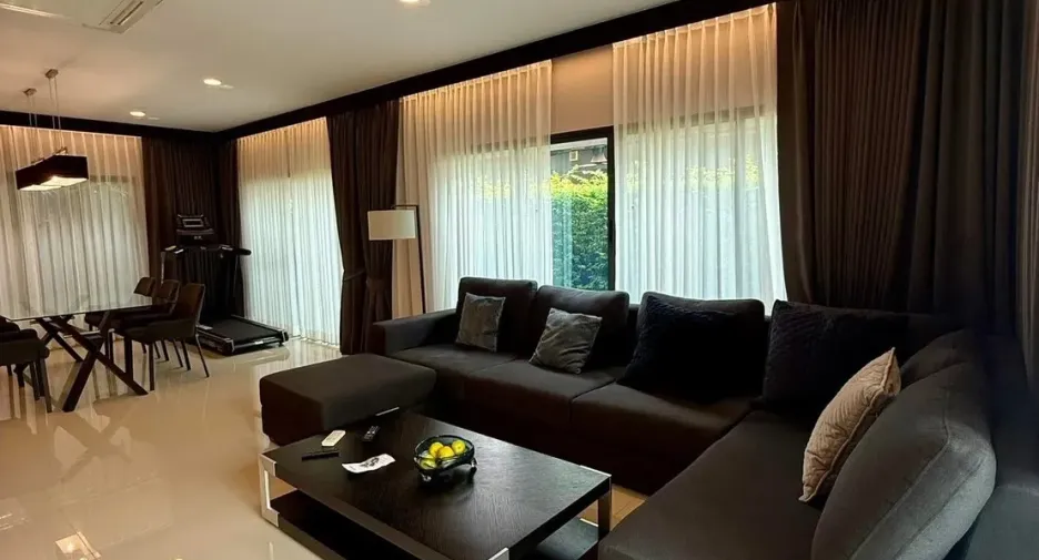 Casa en alquiler de 4 habitaciones en Bang Kapi, Bangkok
