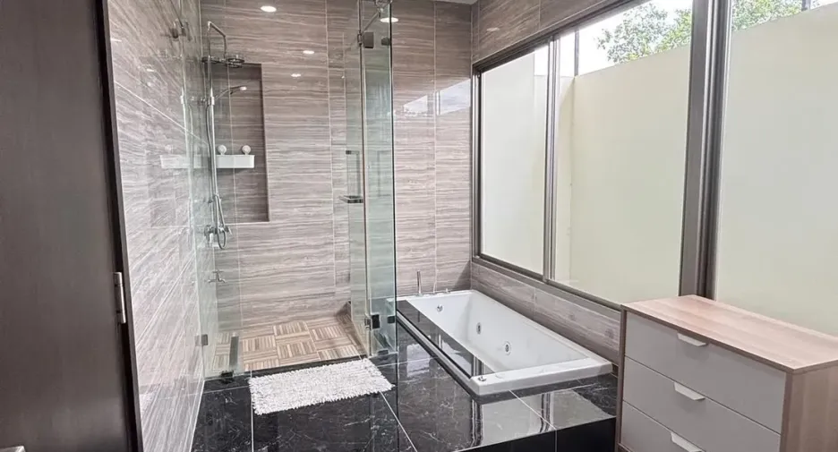 Haus zur Miete mit 4 Zimmer in Lat Krabang, Bangkok