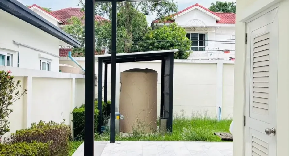 Haus zur Miete mit 4 Zimmer in Lat Krabang, Bangkok