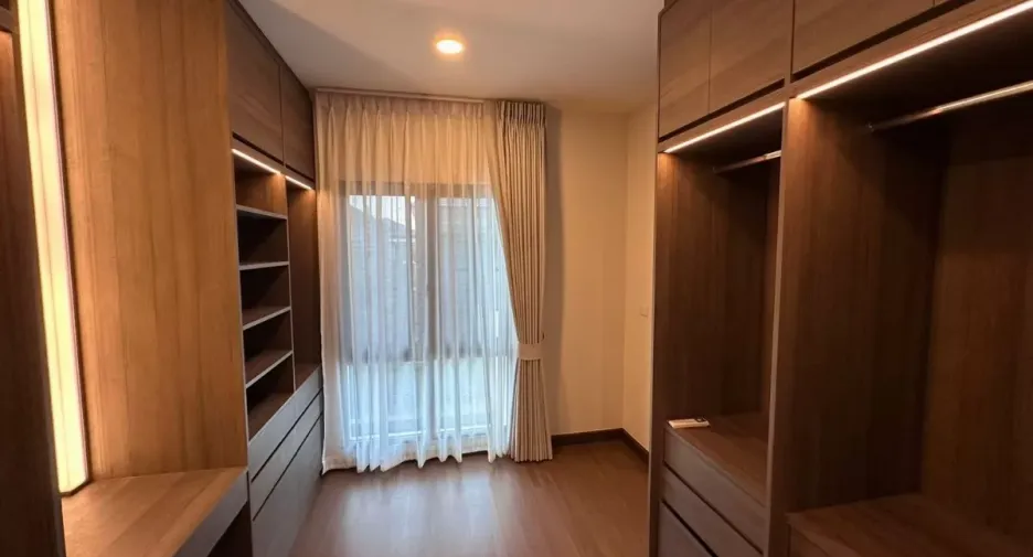 For rent 4 bedrooms house in Bang Phli, Samut Prakan