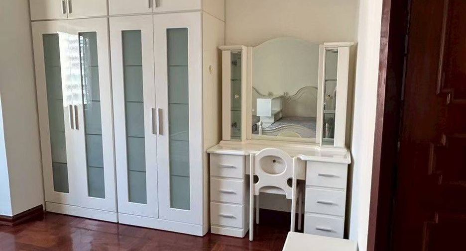 Wohnung zur Miete mit 3 Zimmer in Khlong Toei, Bangkok