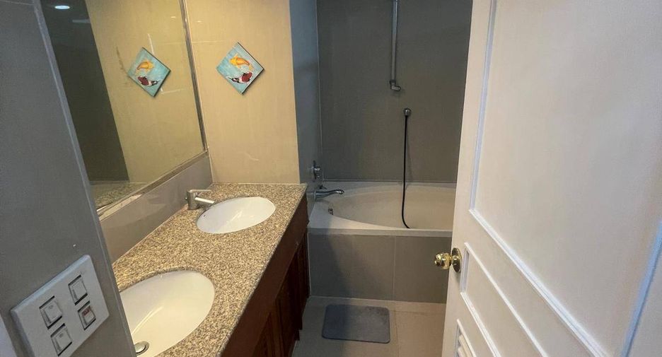 For rent 3 bedrooms condo in Khlong Toei, Bangkok