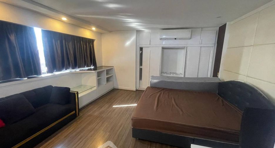 For rent 3 bedrooms condo in Khlong Toei, Bangkok
