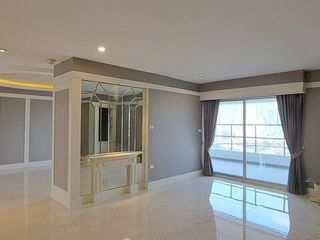 For rent 4 bedrooms condo in Sathon, Bangkok