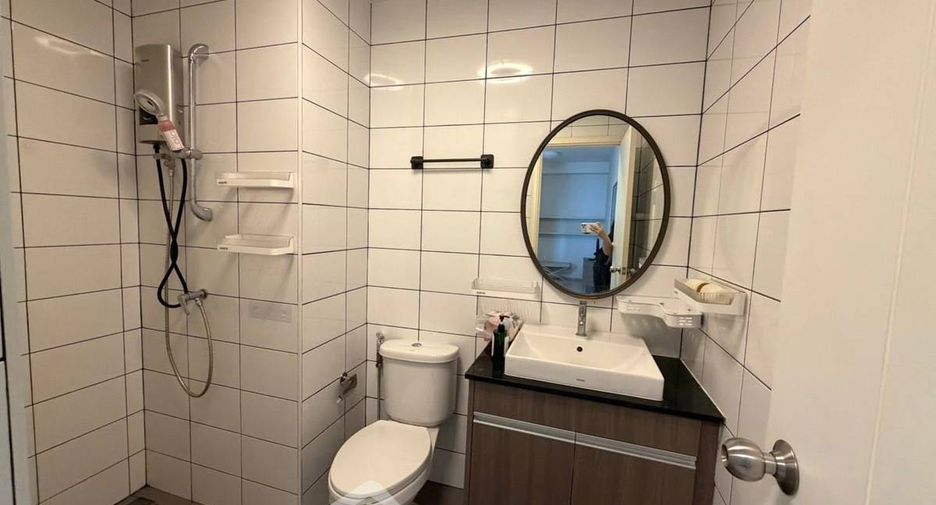 For rent 2 bedrooms condo in Huai Khwang, Bangkok