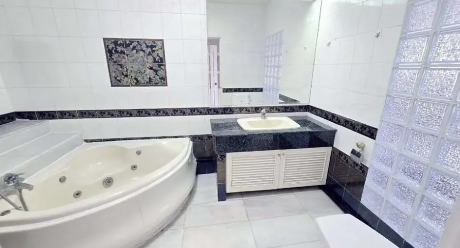 Condo en alquiler de 3 habitaciones en Bang Phlat, Bangkok