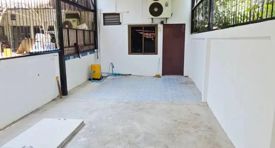 Casa adosada en venta de 5 habitaciones en Bang Khae, Bangkok