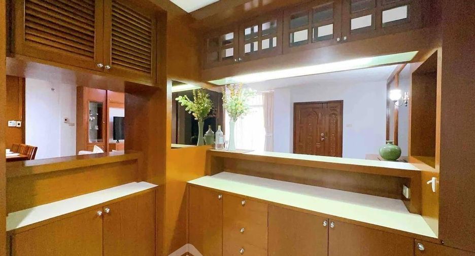For rent 3 bedrooms apartment in Watthana, Bangkok