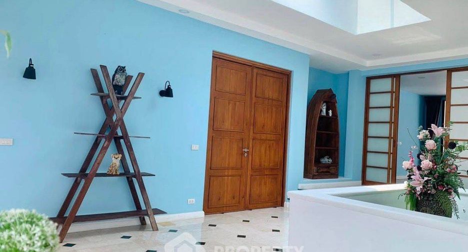 For rent 5 bedrooms villa in Huay Yai, Pattaya