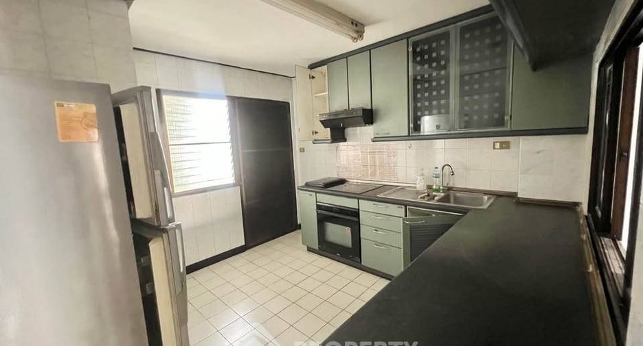 For sale 3 bedrooms condo in Watthana, Bangkok
