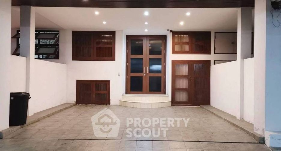 For rent 4 bedrooms townhouse in Watthana, Bangkok